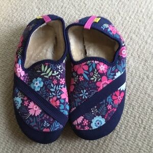 Fitkicks Kozikicks active lifestyle slippers floral pattern